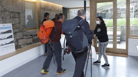 Peregrinos llegan a un albergue en Oseira 