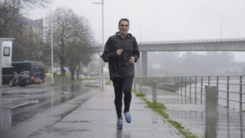 Demetrio Gmez, concejal del BNG de Pontevedra, corriendo por la ciudad