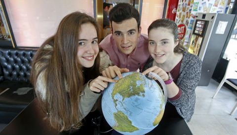 Gabriela González, Juanjo Roca y Lara Pazos, ayer en Pontevedra, señalan en la bola del mundo sus destinos para el próximo curso. 