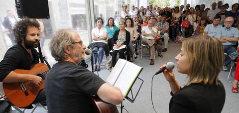 En el acto coordinado por Mercedes Queixas participaron una quincena de escritores y el grupo Xardn Desordenado (en la foto). 