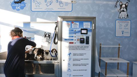 Yasmina Ietum con su perro en el local de autolavado que abrió en Lugo