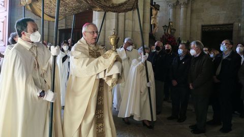 La procesión de la Santa Cena, que organiza la cofradía homónima, empezó y terminó en la Catedral.