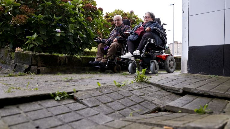 Vecinos de Caranza en silla de ruedas, ante el mal estado de las aceras: «Tenemos que ir por la carretera»