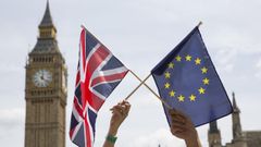 Banderas de la UE y el Reino Unido ante el Big Ben londinense