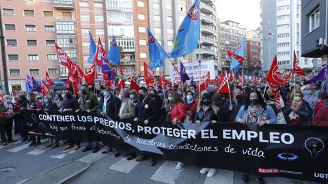 Concentracin contra los altos precios de la energa elctrica y la proteccin del empleo, en la Plaza del Vaticano de Avils