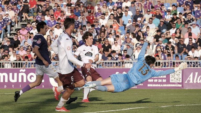 El Pontevedra sigue aferrado al sueño y es tercero tras golear al Guadalajara (1-4)