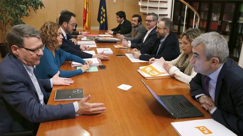 Los miembros del equipo negociador del PSOE junto a los de Ciudadanos