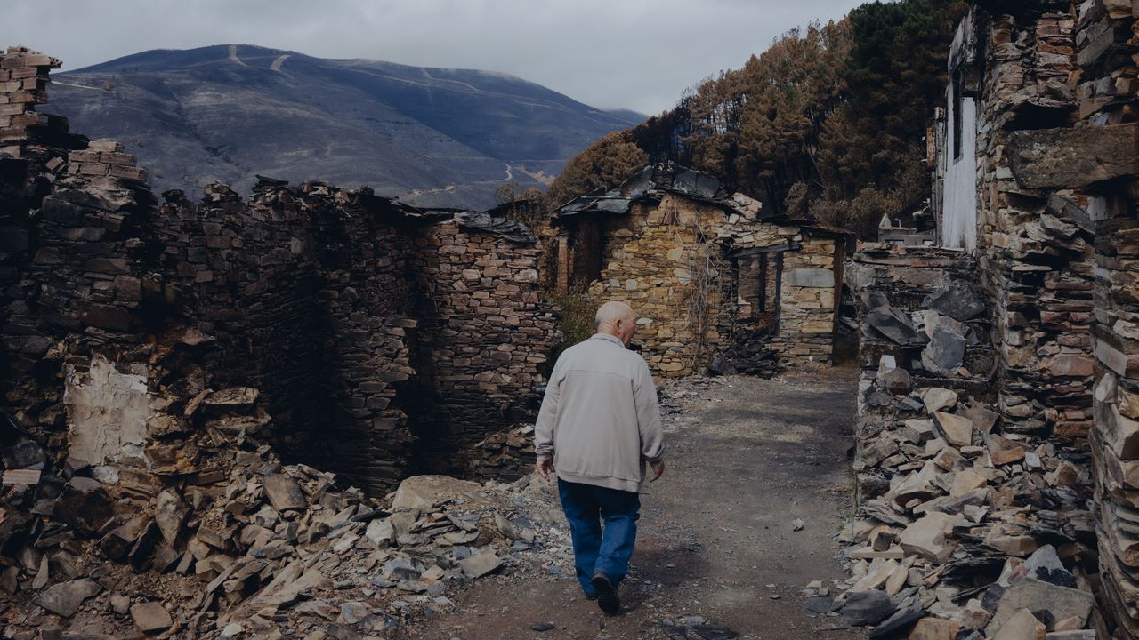 palomera.Óscar Jaime Rodríguez Cunill, arquitecto cubano ante la hermosa Casa Romero en Ferrol.