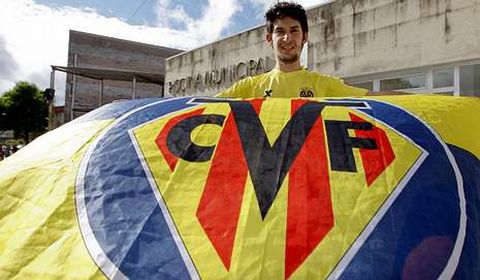 Ivn Macas posa con los colores del Villarreal en Carballo. 