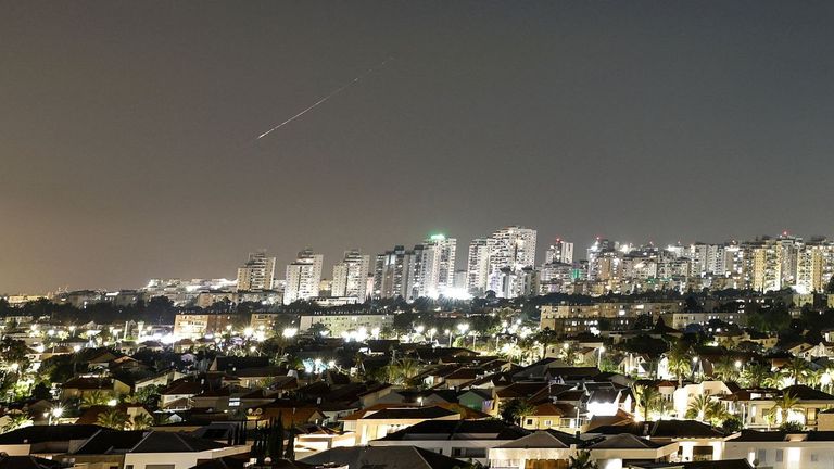 Israel rompe la tregua al bombardear Beirut e Irán responde 