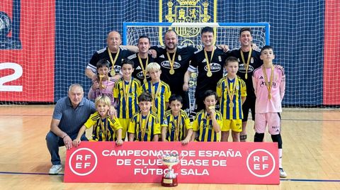 La plantilla del benjam�n A del Real Oviedo, con el t�tulo de campeones de Espa�a