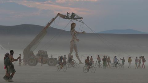 El desierto de Nevada acoge durante una semana el Burning Man, un evento que se desarrolla en una ciudad temporal, construida expecficamente para este festival, entendido como un experimento en comunidad, de autoexpresin y autosuficiencia radical. Acaba de echar el cierre