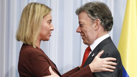 El presidente colombiano, Juan Manuel Santos, habla con la jefa de la diplomacia de la UE, Federica Mogherini. 