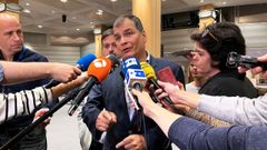 Rafael Correa habla con los periodistas en Bruselas