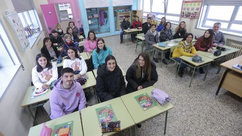 Profesores que fueron antiguos alumnos del Vales Villamarín, sentados en los pupitres de un aula del edificio principal.
