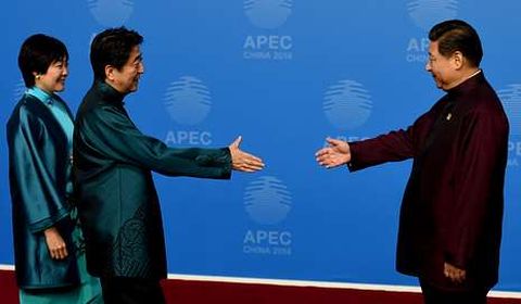 Xi Jinping (derecha) recibe a Shinzo Abe y a su mujer.