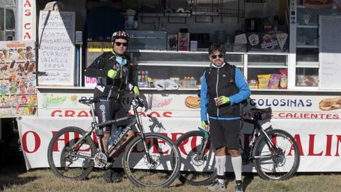 Sergio Snchez y Miguel Carbonell Valn subieron en bicicleta desde Chantada