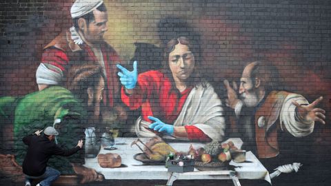El artista Lionel Stanhope realiza un mural en Ladywell, en Londres, que lleva los guantes protectores a la Cena de Emas de Caravaggio
