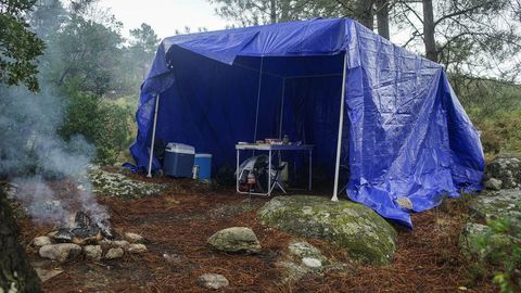 Magostos en Montealegre: algunos de los asistentes montaron pequeos campamentos bajo lonas para guarecerse de la lluvia
