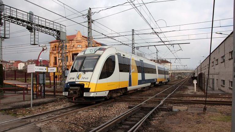 Un tren de vía estrecha en el cruce de El Berrón