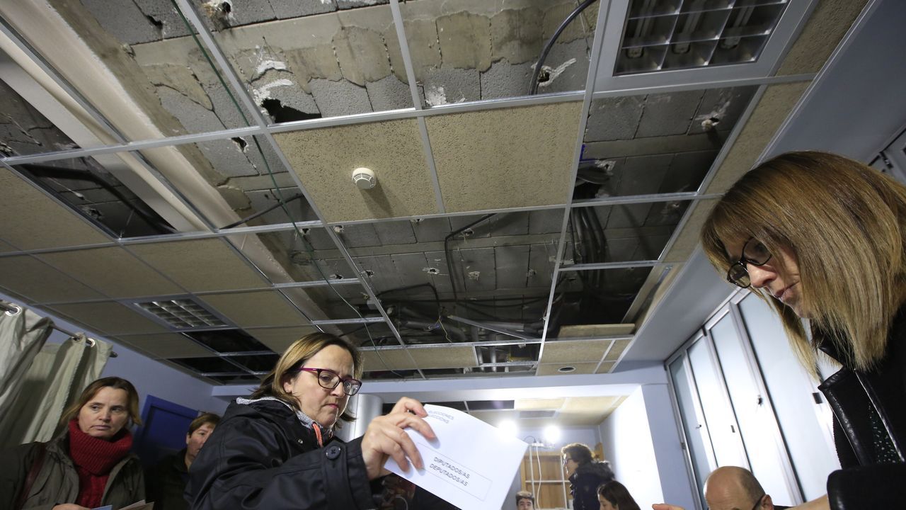 10N: La jornada electoral en Lugo, en im�genes.Jos� Manuel Barreiro y Elena Candia (izquierda) y Patricia Otero y Ana Prieto (derecha), minutos despu�s de conocer los resultados