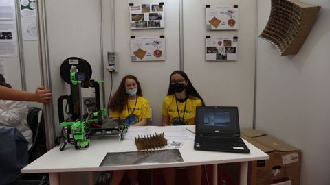 Estudiantes del IES Monelos de A Coruña con un concentrador solar