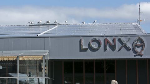 Las placas fotovoltaicas que hay en la cubierta de la lonja de Portonovo son para la cafetería, las que se proyectan ahora abastecerán la fábrica de hielo