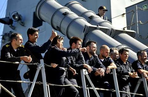 Miembros de la dotación de la F-105 en el regreso a Ferrol tras su última misión con la OTAN. 