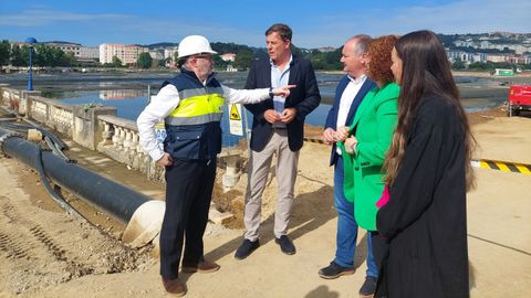 José Ramón Gómez Besteiro acudió a ver las obras que se están ejecutando en la ría. Lo hizo acompañado del jefe de la Demarcación de Costas, Rafael Eimil, el alcalde José Ramón Rioboo, la subdelegada María Rivas y la concejala Cristina Pardo.