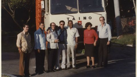Eduardo Barreiros y colaboradores delante de un camin Taino, en La Habana (Cuba). 1980
