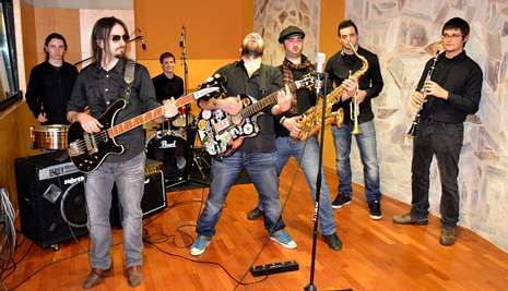 Colectivo Bomba pretende reunir cuatro mil euros para poder grabar su segundo trabajo