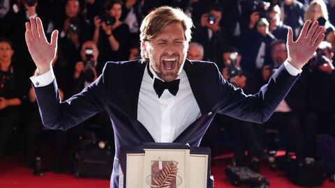 El director sueco Ruben Östlund celebra su segunda Palma de Oro conseguida ayer en el Festival de Cannes