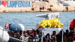 Inmigrantes a su llegada al puerto de Lampedusa.
