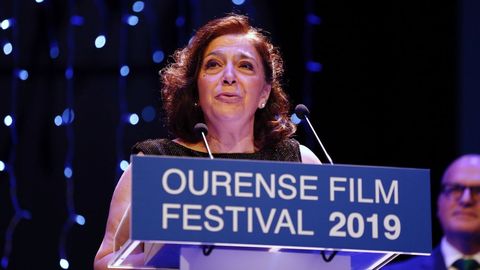 Una emocionada Mara Bouzas recibe el premio a la trayectoria que otorga la Fundacin AISGE en el OUFF