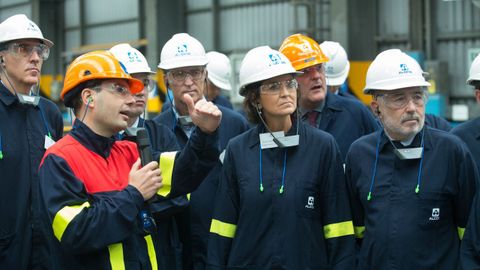 La ministra de Industria, con el delegado del Gobierno en Galicia, el presidente de la Xunta y el conselleiro de Industria en una visita reciente a Alcoa