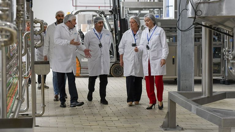 De izquierda a derecha, el director industrial del Grupo Lence, Ricardo Fernández; el delegado del Gobierno, Pedro Blanco; la alcaldesa lucense, Paula Alvarellos, y la máxima responsable de la corporación industrial, Carmen Lence