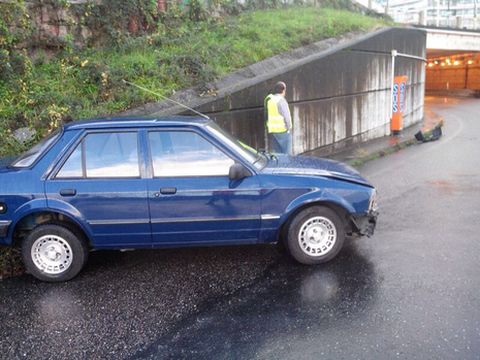 .Un coche accidentado en la AP - 9