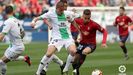 Lolo protege el baln ante Ibez en un Osasuna-Extremadura