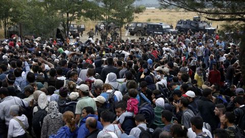 Inmigrantes y refugiados sirios retenidos en la frontera entre Grecia y Macedonia
