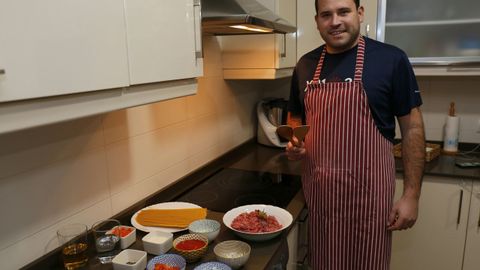 Jorge Cubela, alcalde de Cerdedo-Cotobade, en la cocina de su casa