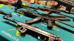 La Operacin Sayal incaut en Lugo y Vilagarca numerosos rifles de asalto, armas cortas y drogas.