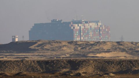 El carguero Ever Given, atascado en el canal de Suez