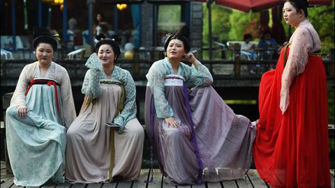Mujeres vestidas con atuendos de la dinasta Tang, en Hangzhou, en la provincia china de Zhejiang