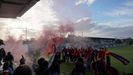 Los jugadores del Unión Club Ceares celebran el ascenso en El Entrego con sus aficionados