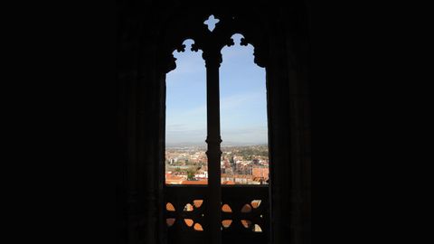 Uno de los ventanales de la torre, desde donde se aprecia la antigua fábrica de gas