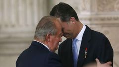 Juan Carlos I abrazando a su hijo Felipe tras firmar la abdicacin, el 18 de junio del 2014