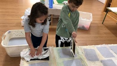Outro momento da elaboración de papel reciclado na escola sarriá