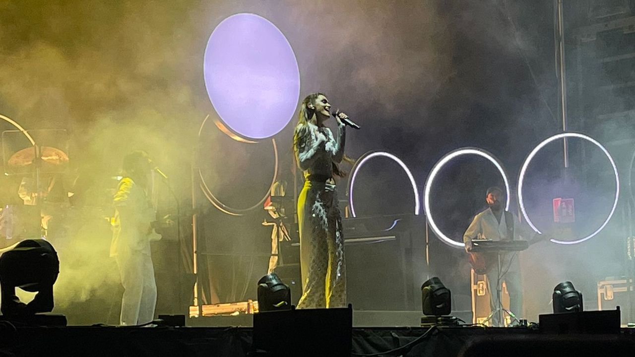 O Pino se reencuentra con su smbolo: el galo pieiro.Nstor Pea, vocalista en la Orquesta Olympus