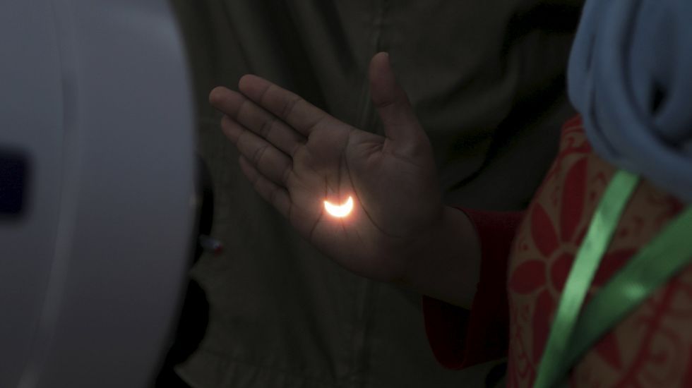 Imagen del eclipse desde una playa de Indonesia. 