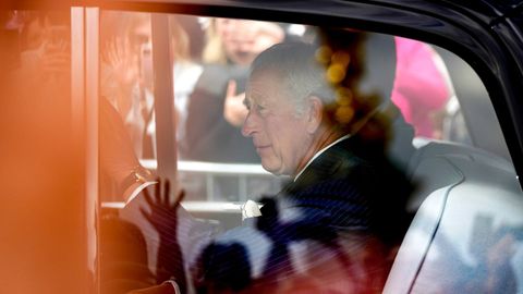 Carlos III llega a Buckingham Palace tras ser proclamado oficialmente monarca